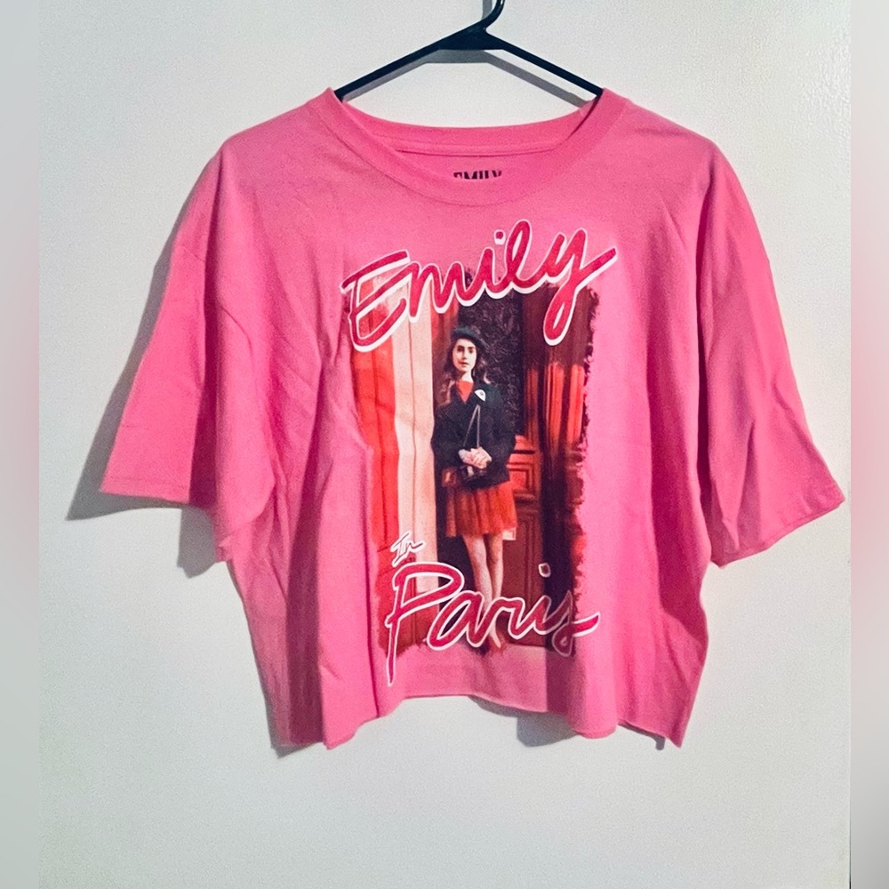 NWOT Women’s Emily in Paris Cropped Tee ~ Size Large
